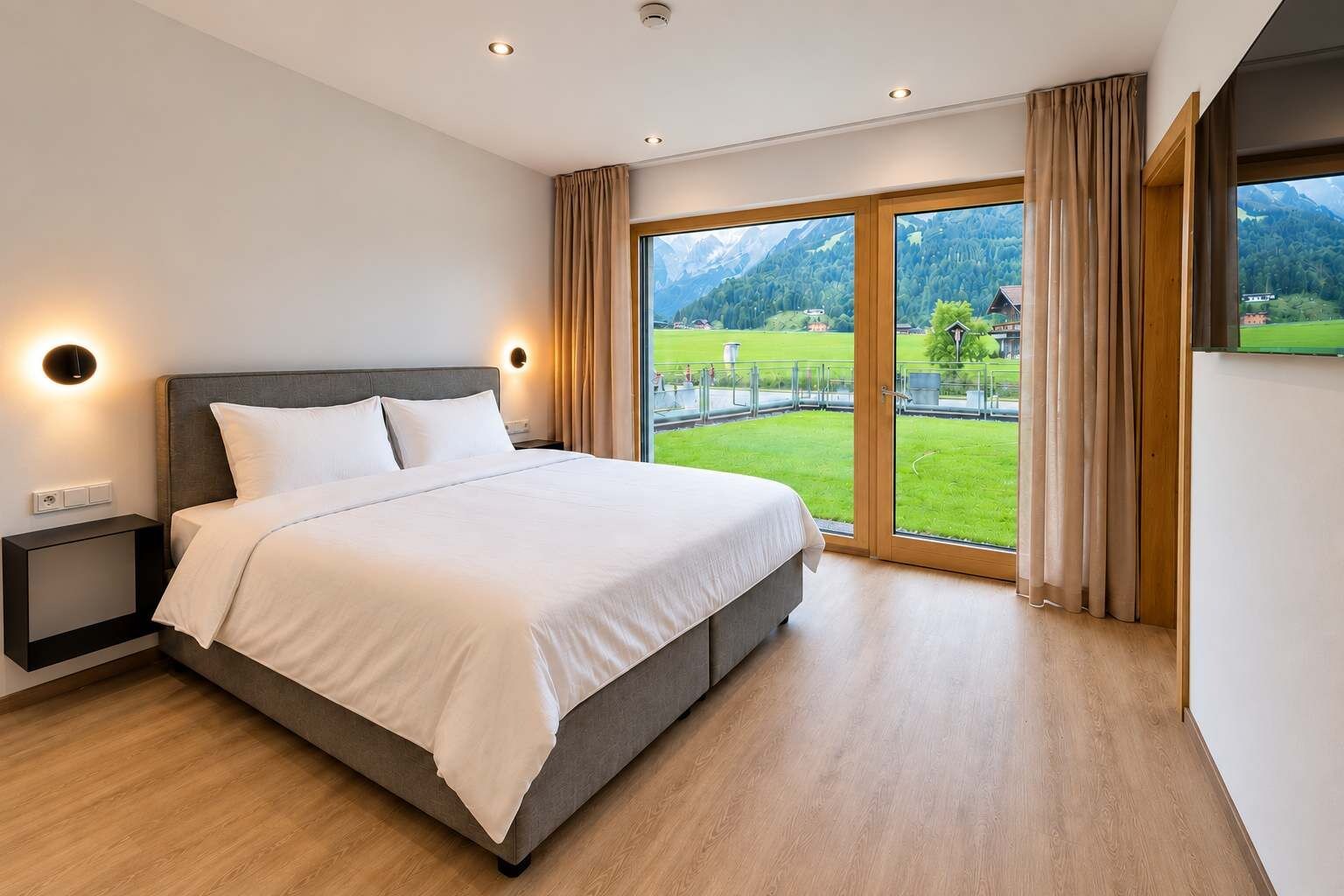 Een moderne slaapkamer met een groot bed, nachtkastjes en uitzicht op een groen landschap door de vloerhoogte ramen.