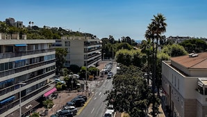 A multi-story building with balconies, a parking lot, and a clear sky. - Studio Terrasse Pointe Croisette A0b214 (Cannes)