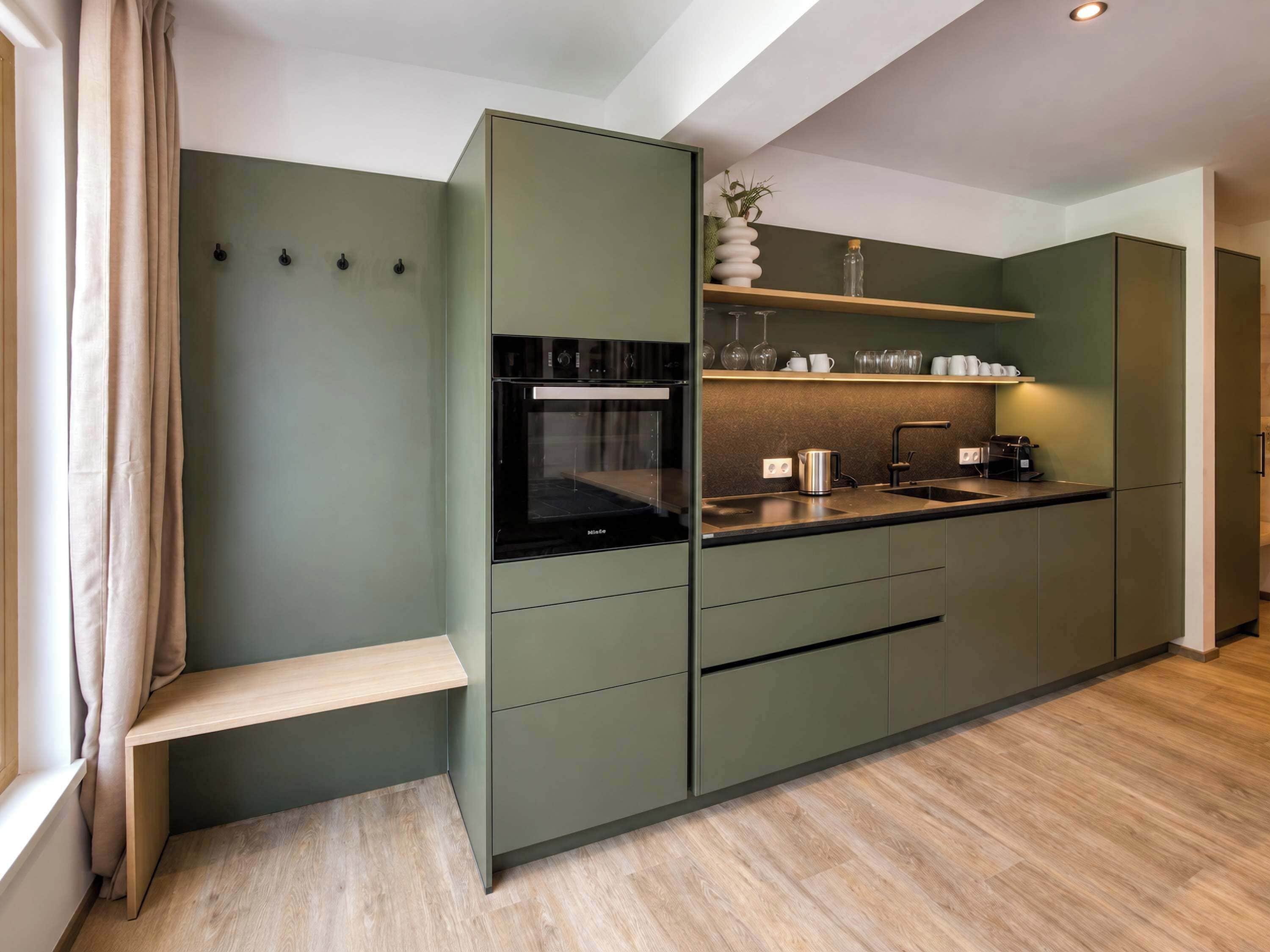 Coffee/tea maker, fridge, microwave, stovetop