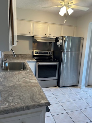 Private kitchen - Aloha Condo Family-Friendly Cocoa Beach- Walk to Beach/Port Can./Pool (Cocoa Beach)