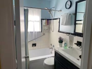 Een haardroger, een bidet, handdoeken, zeep