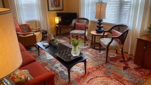 Smart TV, DVD player, table football, books - Cozy cottage mins from Fair Expo. 5 beds, fenced backyard, pet friendly (Louisville)