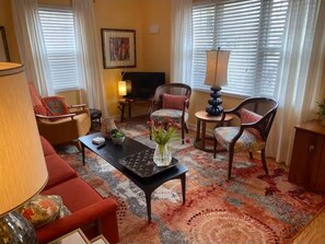 Smart TV, DVD player, table football, books - Cozy cottage mins from Fair Expo. 5 beds, fenced backyard, pet friendly (Louisville)