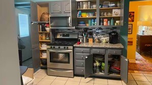 Coffee/tea maker, fridge, microwave, oven - Cozy cottage mins from Fair Expo. 5 beds, fenced backyard, pet friendly (Louisville)