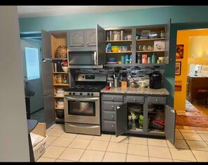 Coffee/tea maker, fridge, microwave, oven - Cozy cottage mins from Fair Expo. 5 beds, fenced backyard, pet friendly (Louisville)