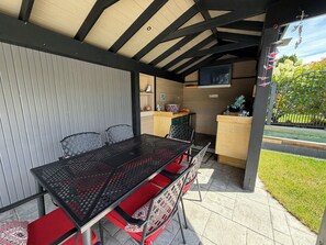 Outdoor dining - Poolside Oasis in Penticton | Private Fenced Pool, 3BR Family Retreat (Penticton)
