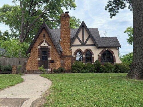 Charming Reilly Tudor Home in historic Leavenworth