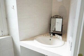 Bathroom - Vrbo Property (Milano)