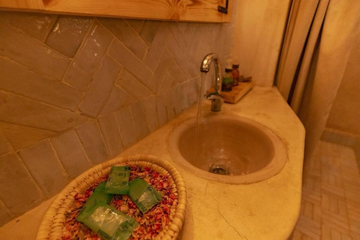 Combined shower/tub, towels, soap, shampoo