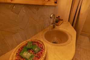 Combined shower/tub, towels, soap, shampoo - Mama Desert Camp (Merzouga)