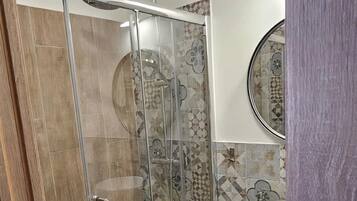 Dusche, Haartrockner, Bidet, Handtücher