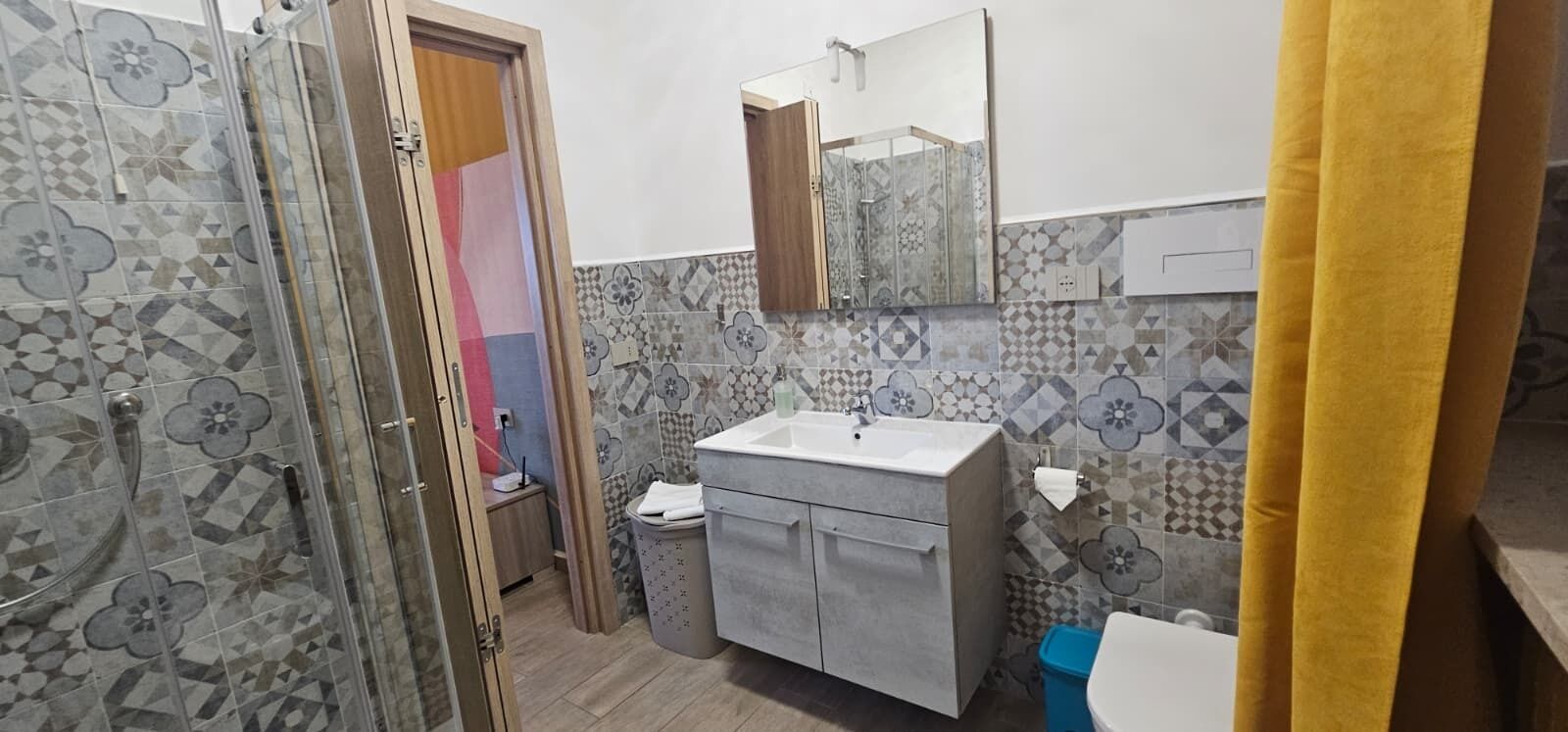 Dusche, Haartrockner, Bidet, Handtücher