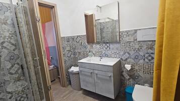 Dusche, Haartrockner, Bidet, Handtücher