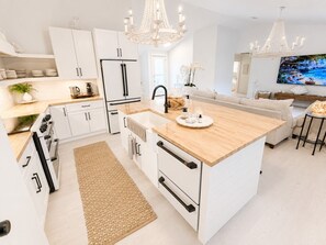 Coffee/tea maker, fridge, microwave, oven - Seagrove Retreat | 4-mins to Seaside | Bikes (Santa Rosa Beach)