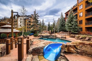Ein Resort mit Pool, Whirlpool und Rutsche.