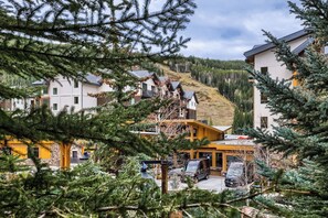A mountain resort with multiple buildings, including a lodge with a ski lift, surrounded by evergreen trees. - 1 Minute Walk to the Gondola/Shared Pool and Hot Tub/Private Patio (Keystone)