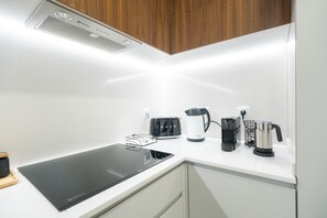 Kühlschrank, Mikrowelle, Ofen, Geschirrspüler