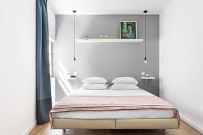 1 dormitorio, caja fuerte, escritorio y tabla de planchar con plancha