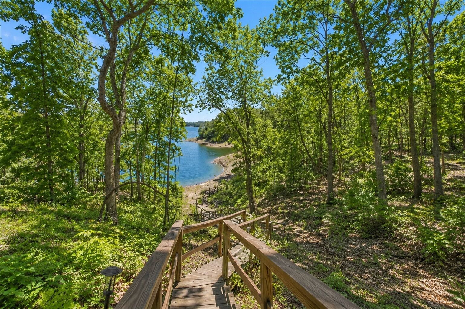 Easy walk-down access to Beaver Lake and the water's edge.
