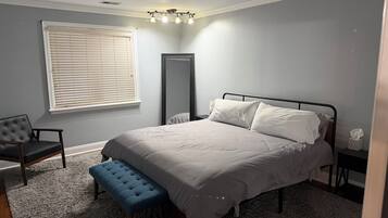 Tabla de planchar con plancha, internet y ropa de cama