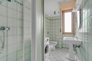 Hair dryer, towels, toilet paper - Vrbo Property (Milano)