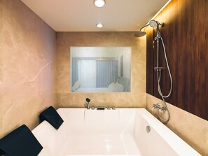 Hair dryer, towels, soap, shampoo - Silvertone Hotel (Pattaya)