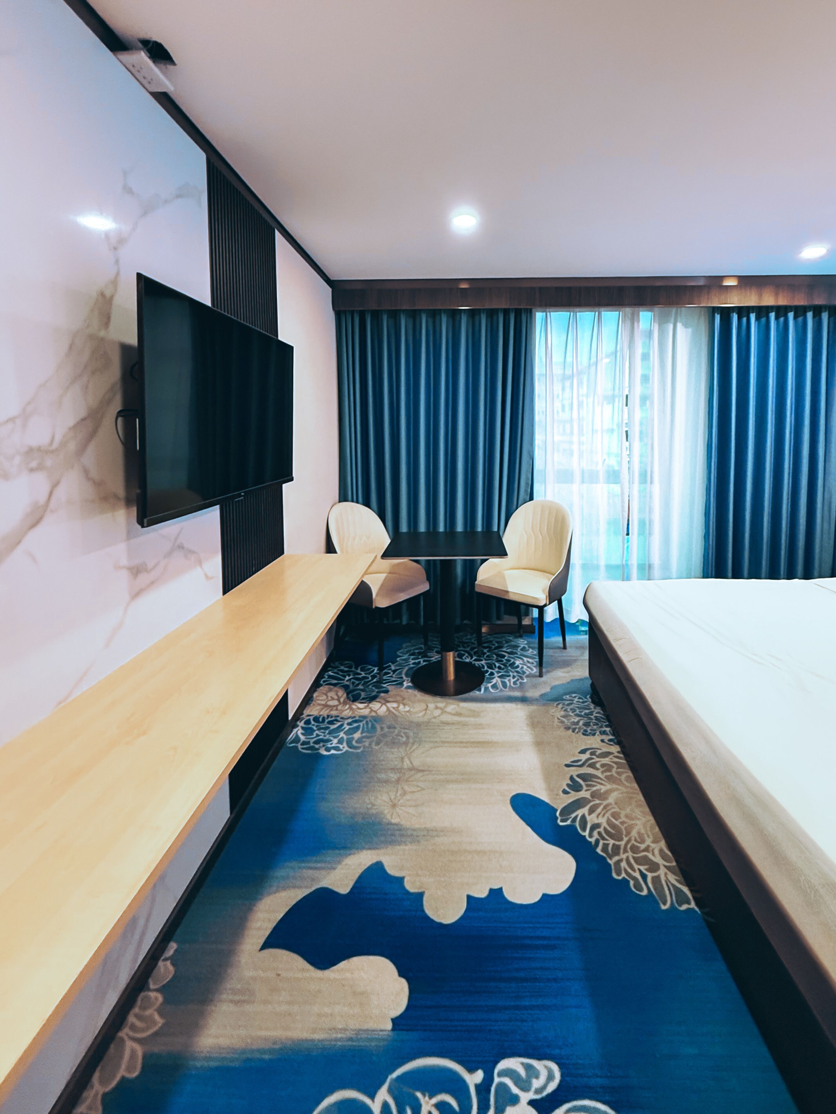 Premium bedding, in-room safe, laptop workspace, blackout drapes
