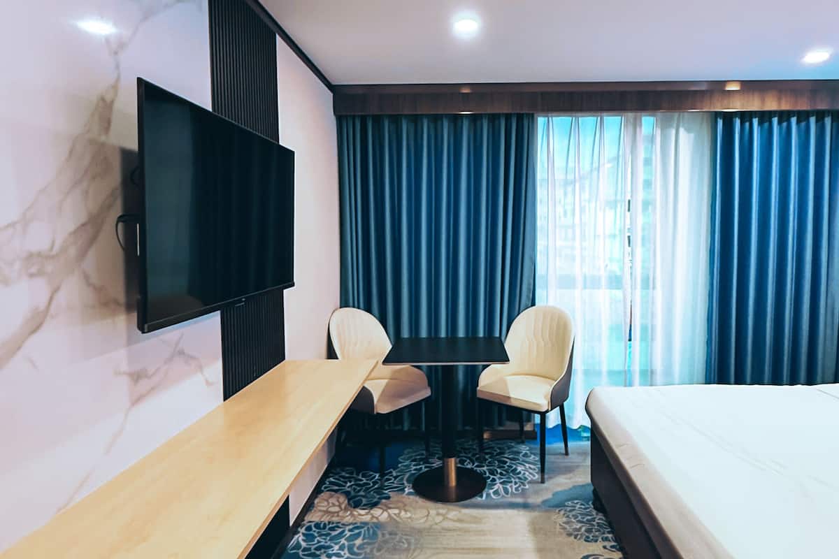 Premium bedding, in-room safe, laptop workspace, blackout curtains