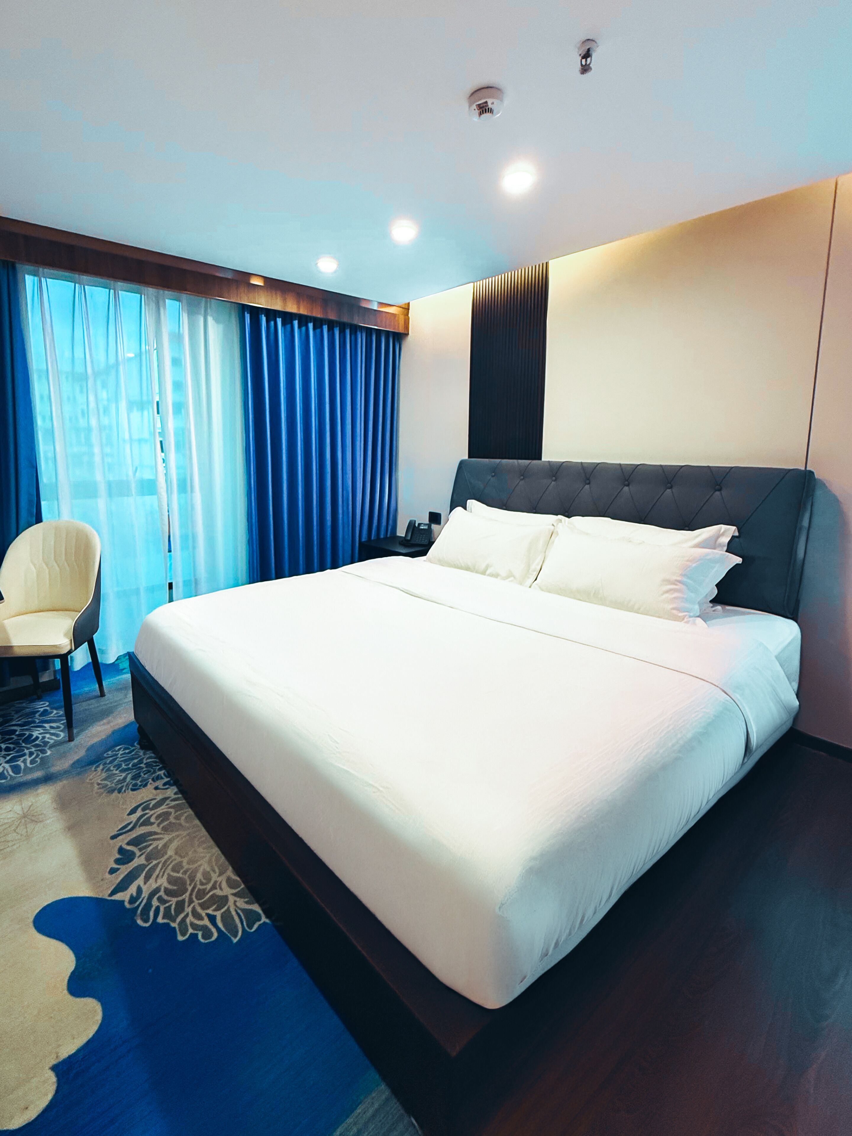 Premium bedding, in-room safe, laptop workspace, blackout drapes