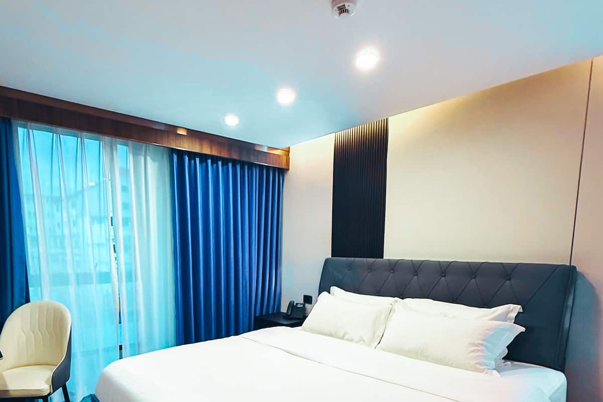Premium bedding, in-room safe, laptop workspace, blackout curtains