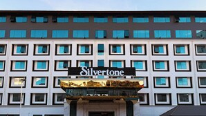 Un hotel con un llamativo letrero de 'Silvertone', varias ventanas y una fachada simétrica.