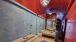 A room with a bed, a mirror, and a chandelier. - Two-Room Apartment in Salento Historic Center (Galatina)