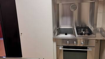 Réfrigérateur, four, plaque de cuisson, cafetière/bouilloire