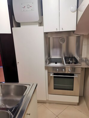 Réfrigérateur, four, plaque de cuisson, cafetière/bouilloire