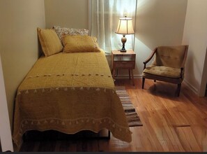 5 bedrooms, desk, iron/ironing board, WiFi (free)