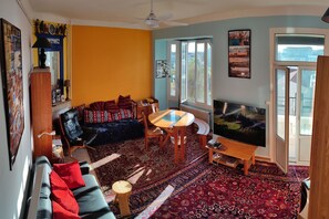 Living area - Vrbo Property (Toulon)