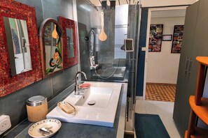 Shower, hair dryer, towels, soap - Vrbo Property (Toulon)