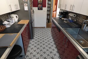 Private kitchen - Vrbo Property (Toulon)