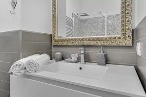 Bathroom - Vrbo Property (Milano)