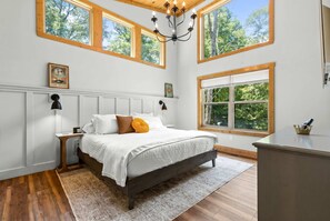 2 Schlafzimmer, Schreibtisch, Bügeleisen/Bügelbrett, Reisekinderbett