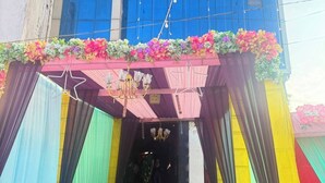 La entrada del Hotel Maheshwari, con un toldo colorido y una decoración en forma de estrella.