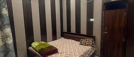 Comfort Single Room, Balcony | Desk, laptop workspace