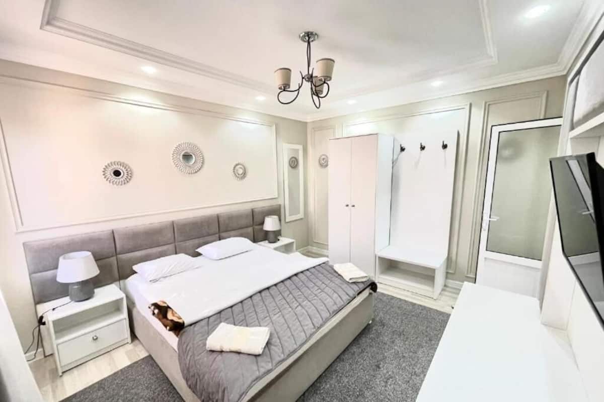 Habitación doble Deluxe, vista al patio | Escritorio y wifi gratis
