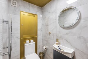 Douche, sèche-cheveux, serviettes fournies, savon