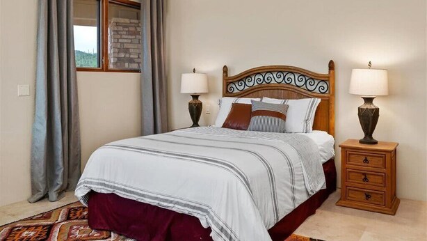 4 bedrooms, iron/ironing board, travel cot, WiFi - Exquisite Starr Pass Desert Haven with Pool (Tucson)