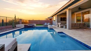A swimming pool with lounge chairs and a patio area. - Exceptional Desert Escape w/ Pool and Spa (Marana)