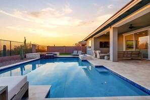 A swimming pool with lounge chairs and a patio area. - Exceptional Desert Escape w/ Pool and Spa (Marana)