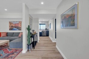 Een modern interieur met een zithoek, keuken en eethoek.