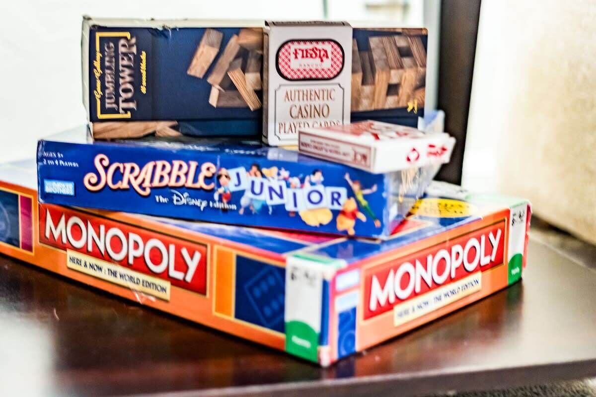 Eine Sammlung Brettspiele, darunter Scrabble Junior, Monopoly und JUMBLING TOWER.