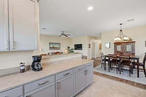 Private kitchen - Quiet Desert Haven- 5 mins to Starr Pass (Tucson)